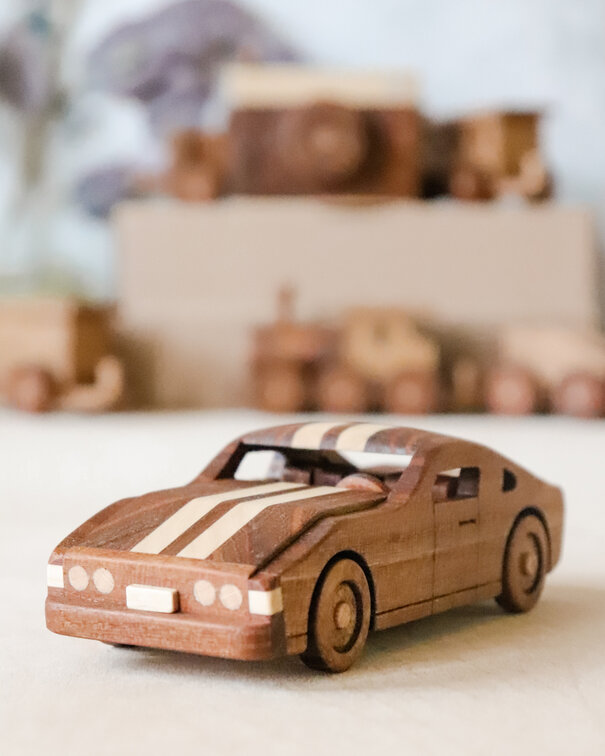 Trkački auto drvena igračka