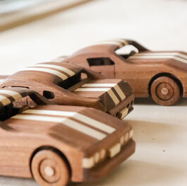 Trkački auto drvena igračka