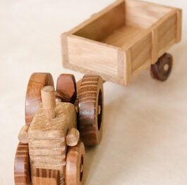 Traktor drvena igračka